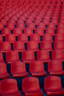 看台红色靠背座椅图片