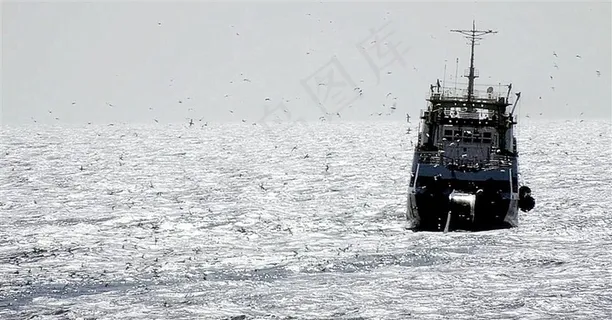 一只海上颠簸的船