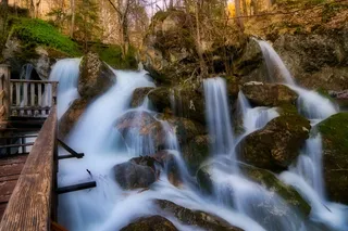 美丽河流瀑布景观图片