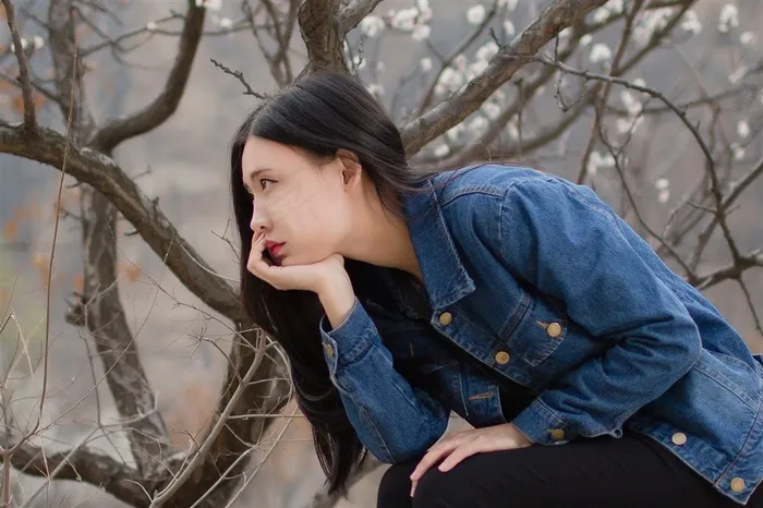 黑色长发美女户外写真图片