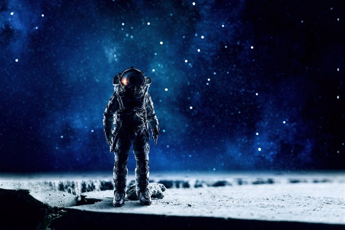 站在宇宙星球地表上的宇航员高清图片