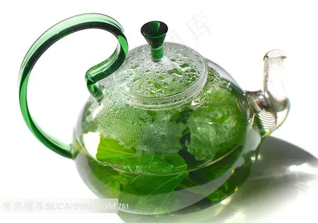 美丽的茶壶里和茶叶