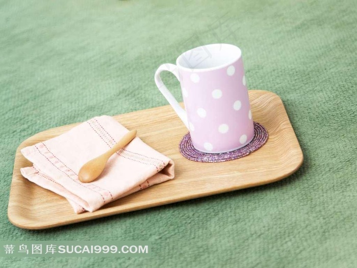 托盘里的咖啡杯与手绢
