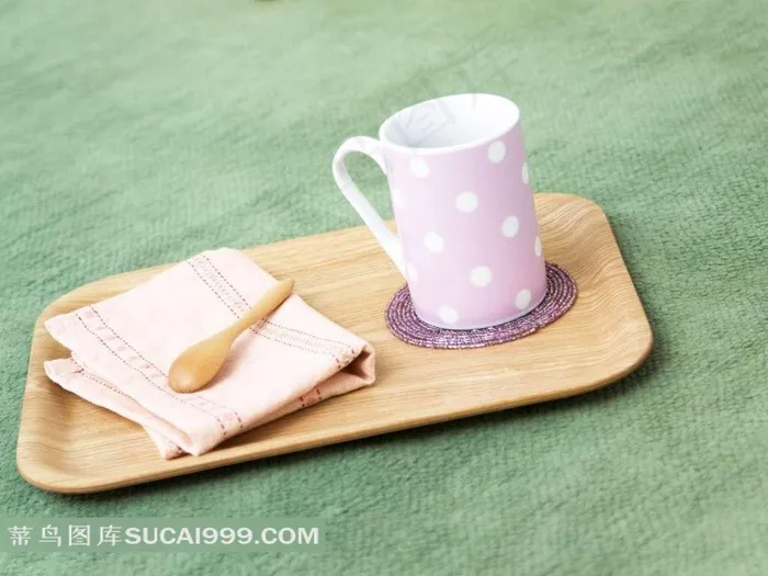 托盘里的咖啡杯与手绢