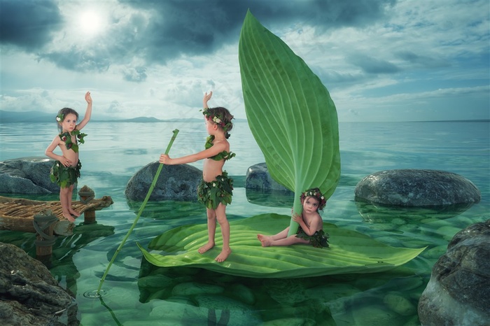 站在叶子上的小孩高清摄影图片