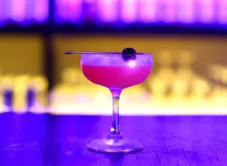 酒吧里的一杯鸡尾酒