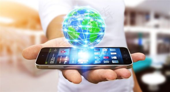 手上的手机和地球