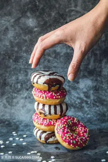 手拿甜甜圈图片糕点图片