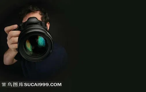 拿着大镜头相机的摄影师