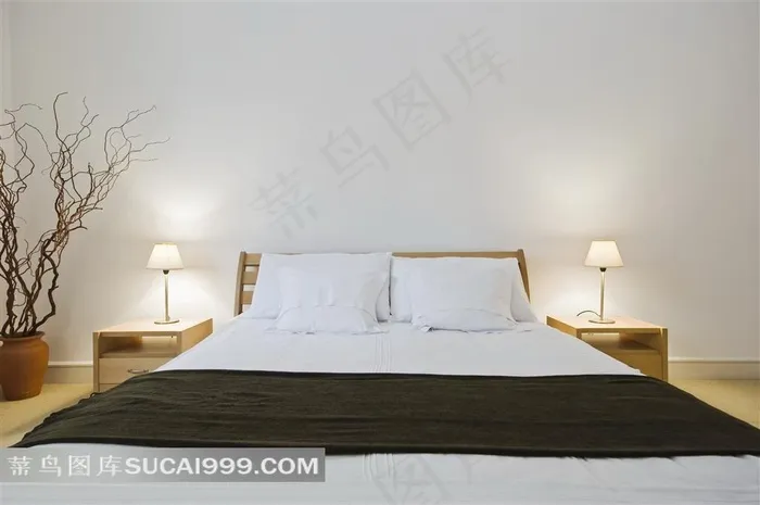 旅馆卧室干枝装饰与台灯等摄影高清图片