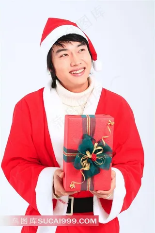 双手捧圣诞礼物的男人