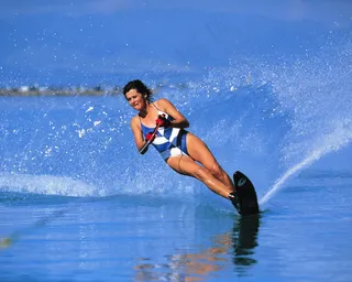 美女海上冲浪图片下载