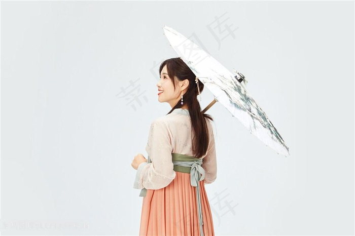 撑伞的美女海报