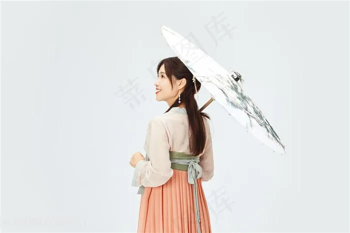 撑伞的美女海报