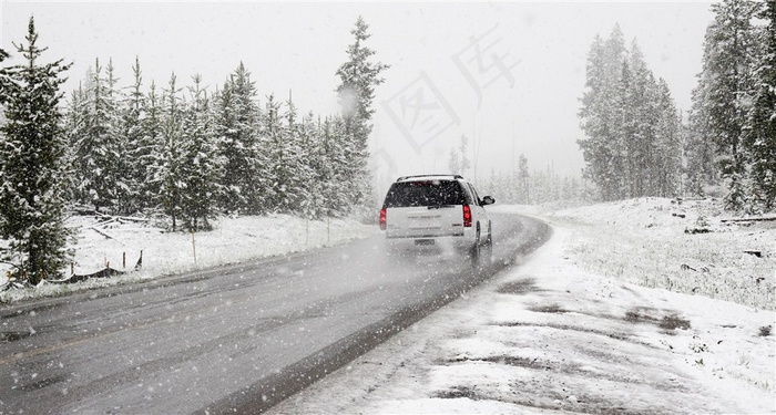 冬天下雪时的美景素材图