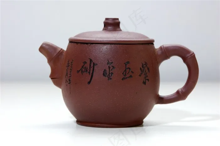 桌子上的茶杯