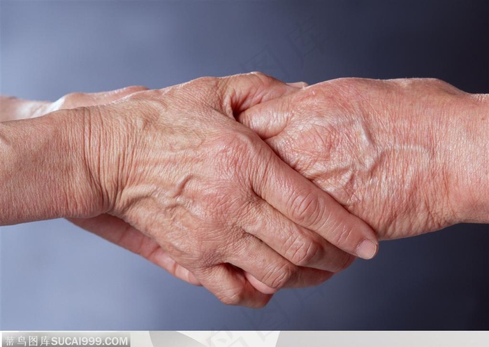老年人生活-握着的手的老人