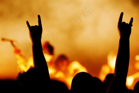 夜店狂欢人群剪影