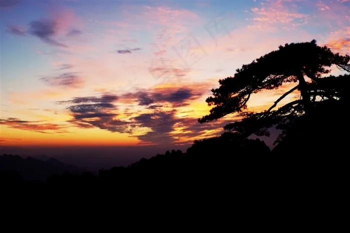 晚霞黄山迎客松