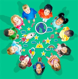 一群团结向上看的孩子