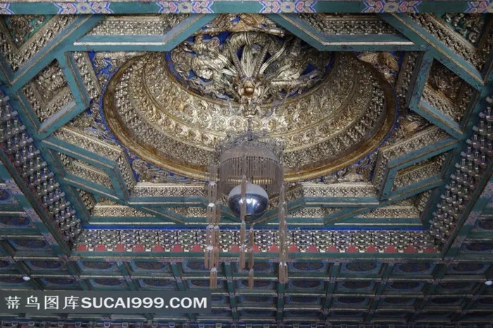 北京紫禁城宫殿内的藻井龙头吊饰