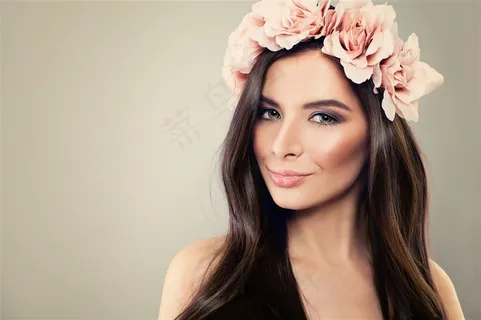 头戴粉色花环的长发美女高清图片
