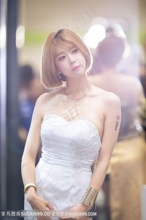 舞台上穿白衣裙的韩国美女图片高清