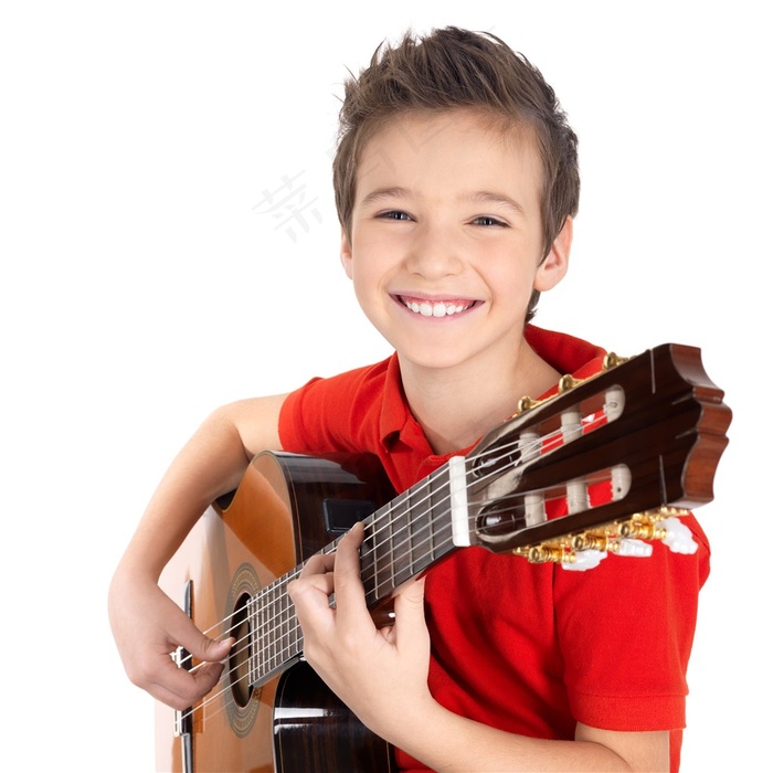 弹吉他的小男孩