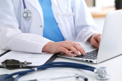 在电脑上工作的医务人员高清图片