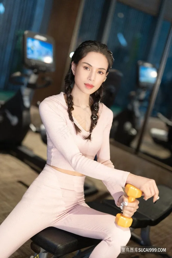 练哑铃锻炼身体的李若彤女明星图片