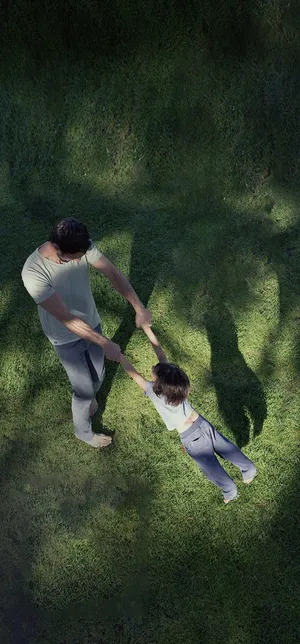 草地父子玩耍图片