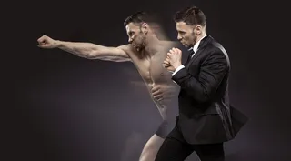 肌肉男出拳击镜头