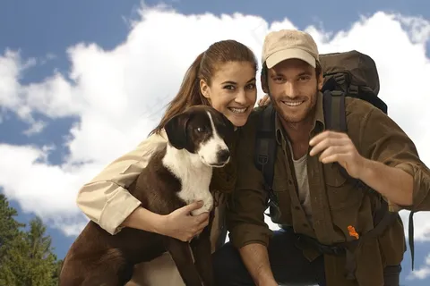 欧美登山情侣与萌狗狗图片 欧美登山情侣与萌狗狗图片