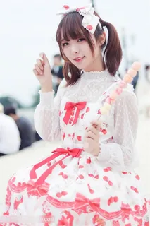 拿着糖葫芦的可爱小美女图片 拿着糖葫芦的可爱小美女图片