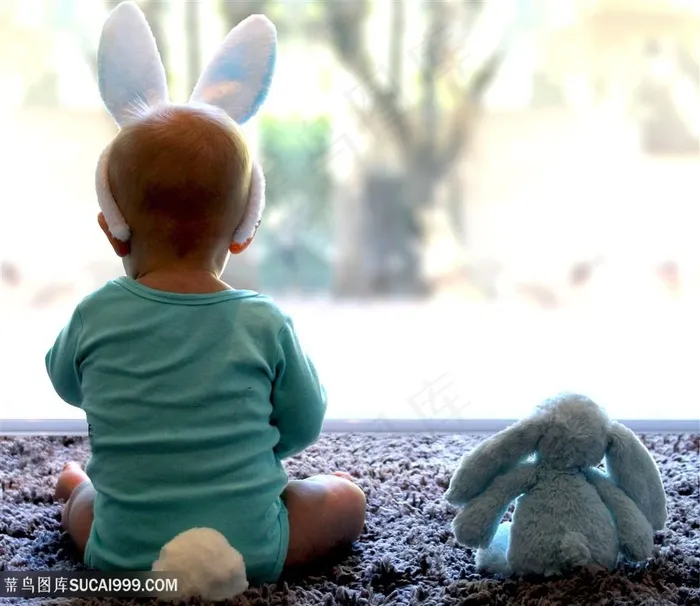 戴着小兔耳朵可爱宝宝