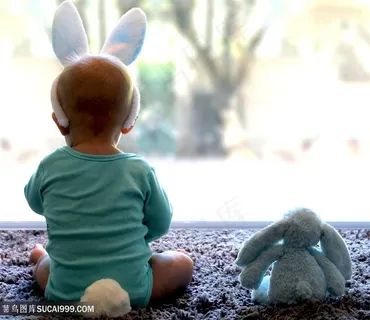 戴着小兔耳朵可爱宝宝