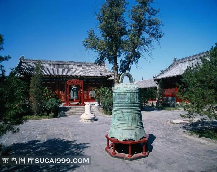 寺庙里的大钟和古建筑素材图片