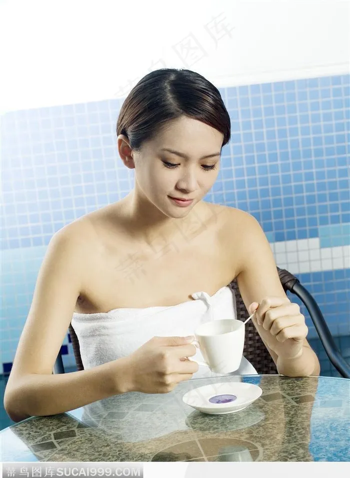 女性休闲SPA-裹着浴巾喝咖啡