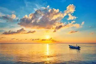 唯美晚霞下的孤舟