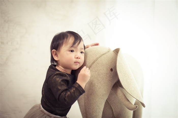 靠在玩具大象上的可爱幼儿
