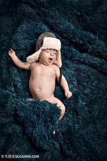 打哈欠的可爱宝宝图片