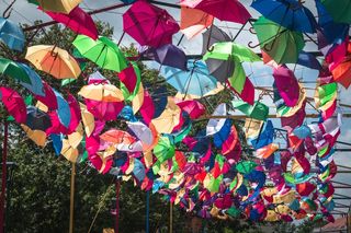 彩色雨伞天幕图片