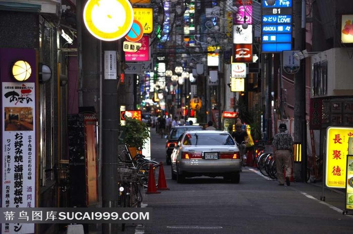 街道上的汽车与灯光