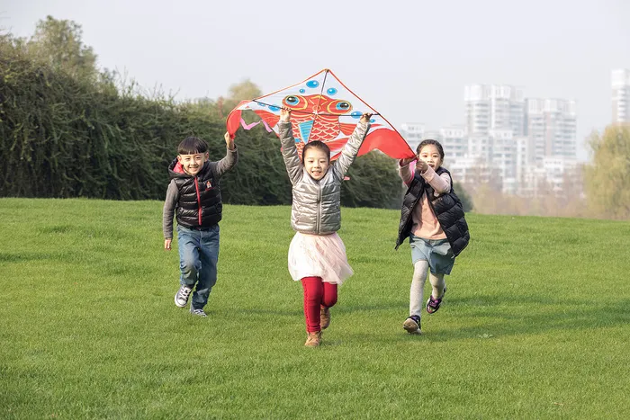 儿童玩耍草坪放风筝