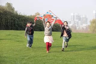 儿童玩耍草坪放风筝