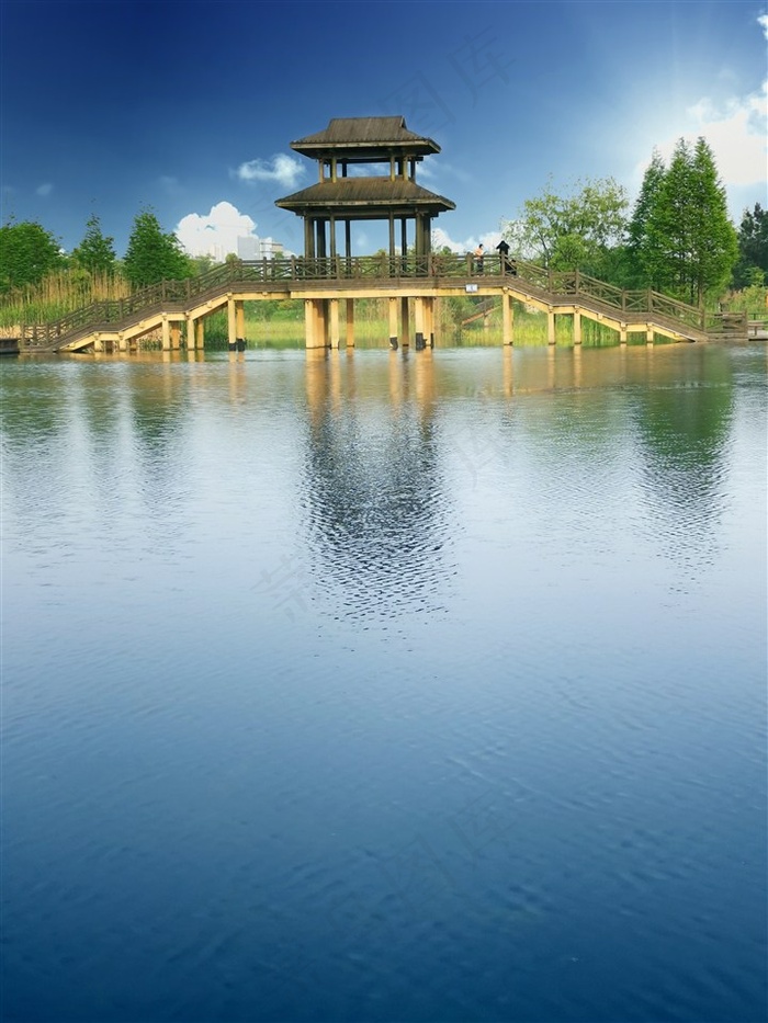 阳光下的湖边木桥风景图片