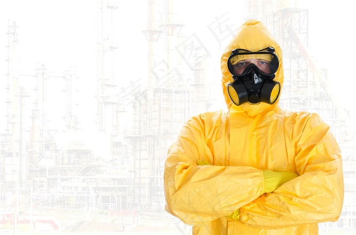 穿着防化服带着防毒面具的工作人员