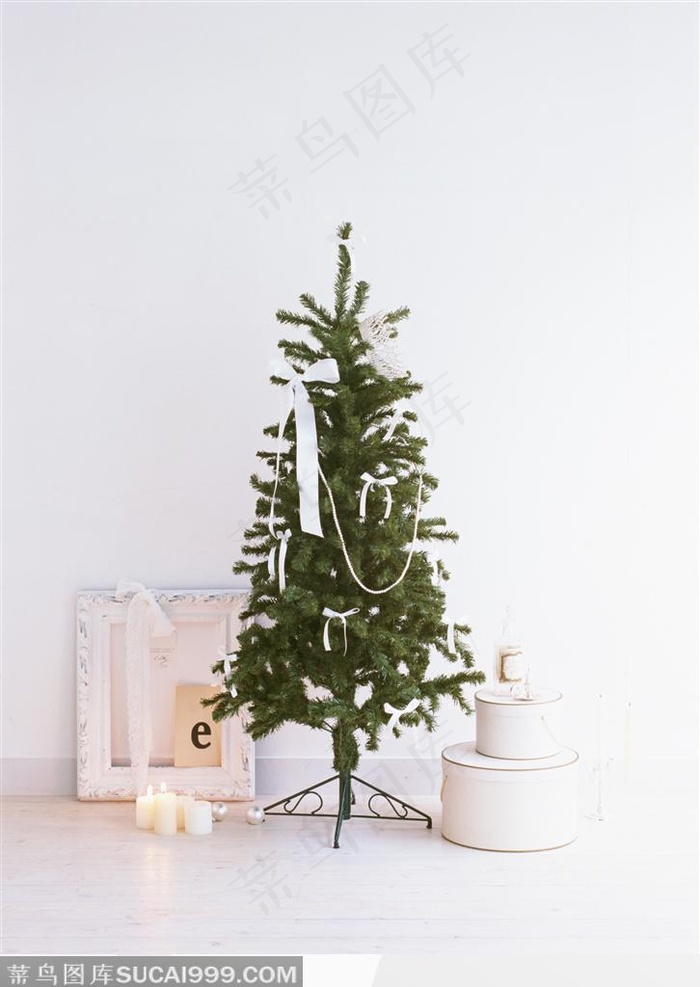 室内的一棵圣诞树与圣诞蛋糕