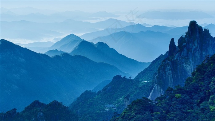 高清晰蓝色背景山脉壁纸