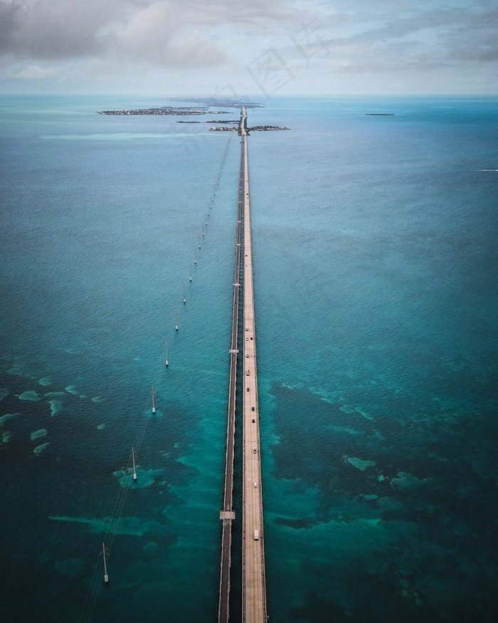 笔直的跨海大桥图片